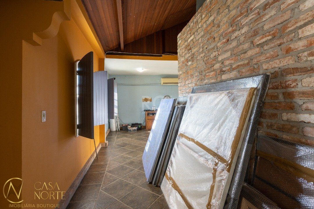 Casa à venda com 3 quartos, 244m², 1 suíte, 2 vagas, Rua Oiampi no bairro Guarujá em Porto Alegre