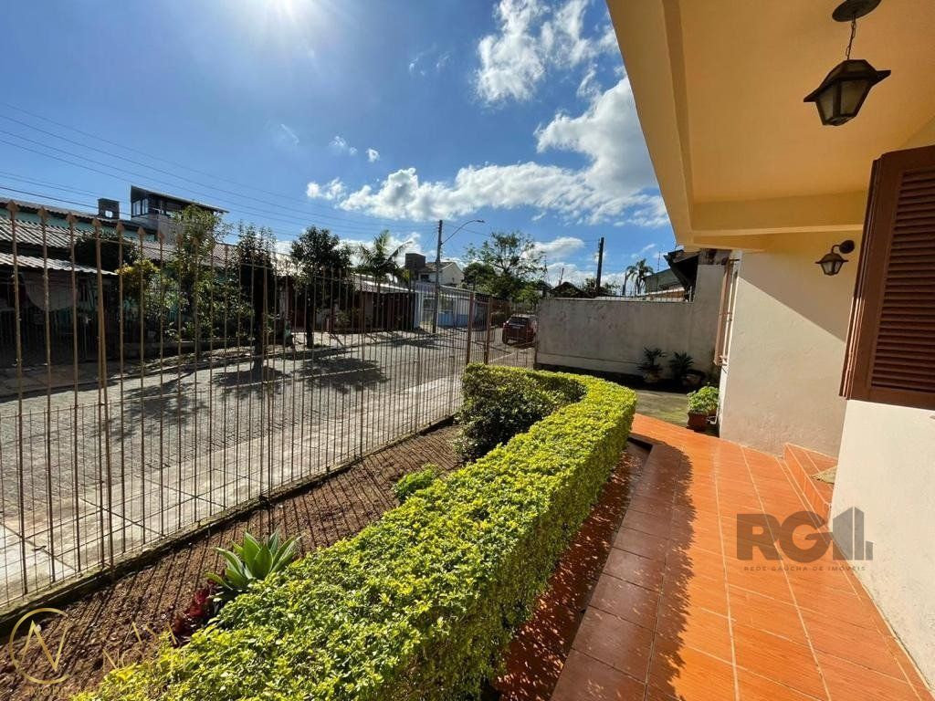 Casa à venda com 2 quartos, 147m², Rua Brigadeiro Leonardo Teixeira Collares no bairro Vila Nova em Porto Alegre