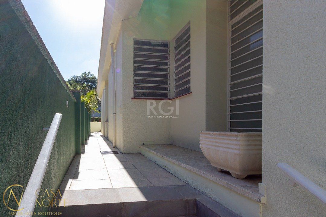Casa à venda com 3 quartos, 174m², 1 suíte, 3 vagas, Rua Manaue no bairro Vila Assunção em Porto Alegre