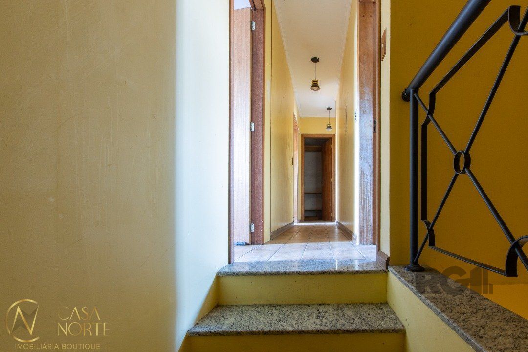 Casa à venda com 5 quartos, 212m², 2 suítes, 2 vagas, Rua Santa Flora no bairro Nonoai em Porto Alegre