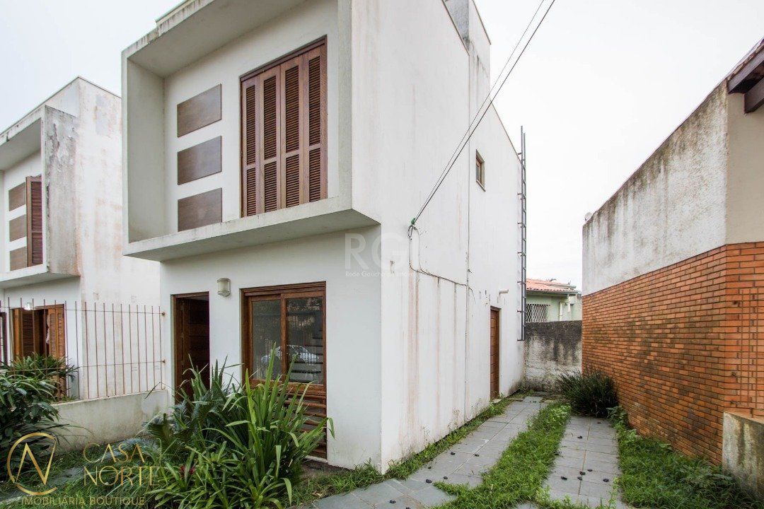 Casa à venda com 2 quartos, 79m², 2 vagas, Rua Armando Czamanski no bairro Ipanema em Porto Alegre