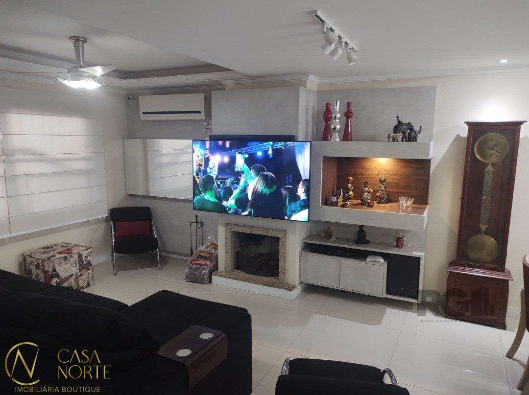 Casa à venda com 4 quartos, 201m², 1 suíte, 2 vagas, Rua Marechal Hermes no bairro Camaquã em Porto Alegre