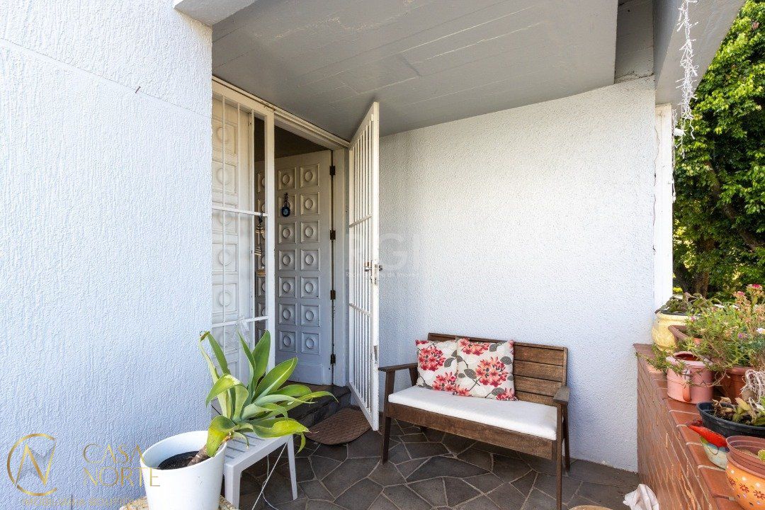 Casa à venda com 3 quartos, 405m², 3 suítes, 7 vagas, Rua Maraca no bairro Vila Assunção em Porto Alegre