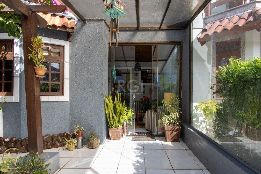 Casa de Condomínio à venda com 3 quartos, 186m², 1 suíte, 2 vagas, Rua Osório Mendes Ouriques no bairro Guarujá em Porto Alegre
