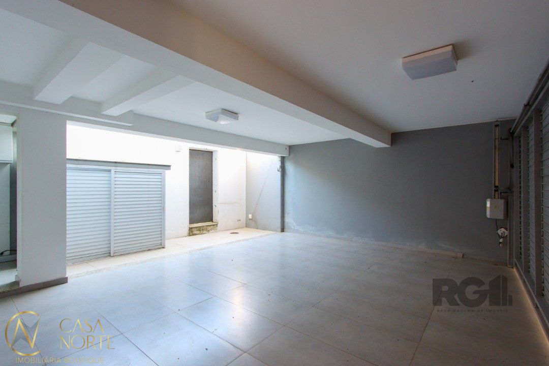 Casa de Condomínio à venda com 3 quartos, 233m², 1 suíte, 2 vagas, Avenida Pereira Passos no bairro Vila Assunção em Porto Alegre