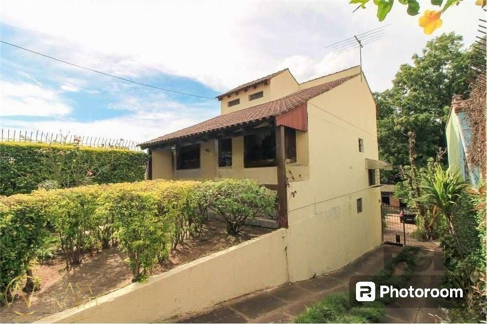 Casa à venda com 2 quartos, 188m², 1 suíte, 2 vagas, Avenida Rodrigues da Fonseca no bairro Vila Nova em Porto Alegre