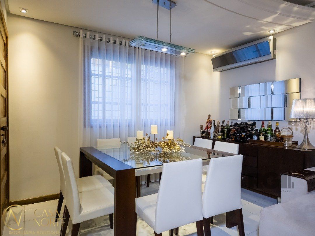 Casa de Condomínio à venda com 3 quartos, 243m², 1 suíte, 2 vagas, Avenida da Cavalhada no bairro Cavalhada em Porto Alegre