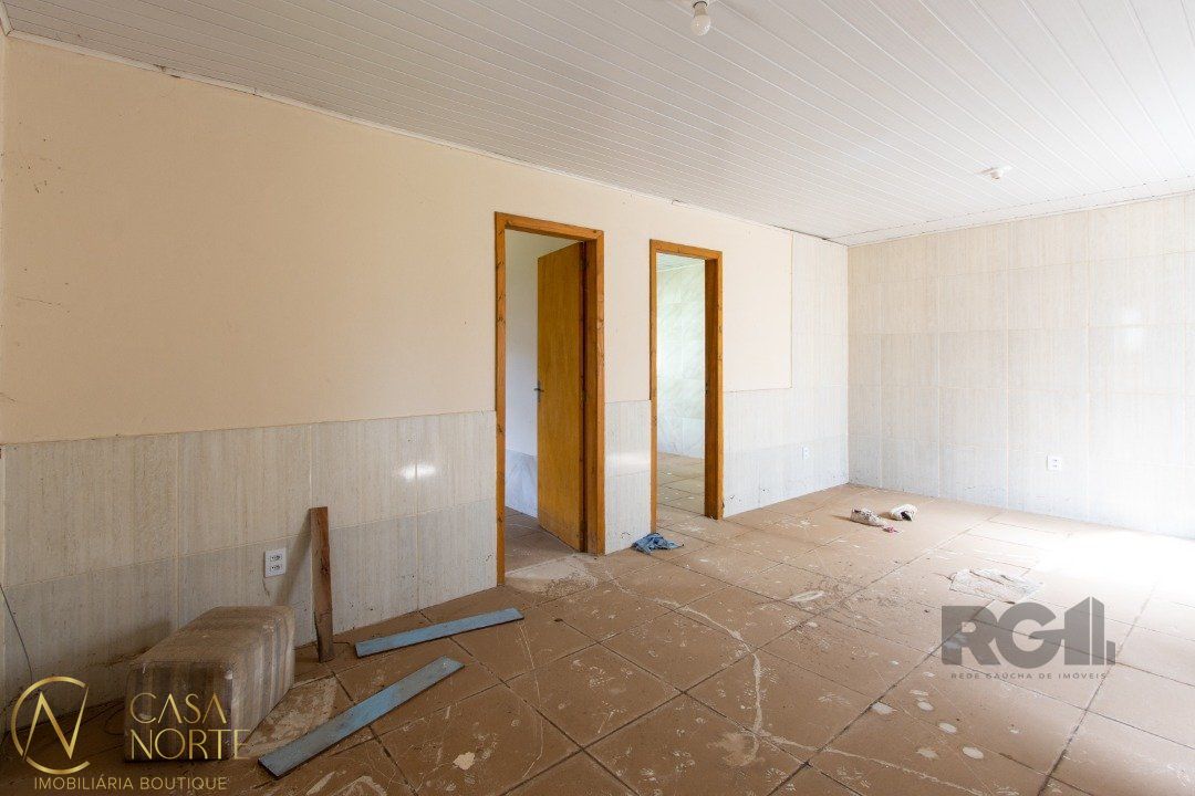Casa à venda com 7 quartos, 240m², 4 vagas, Estrada João Passuelo no bairro Vila Nova em Porto Alegre