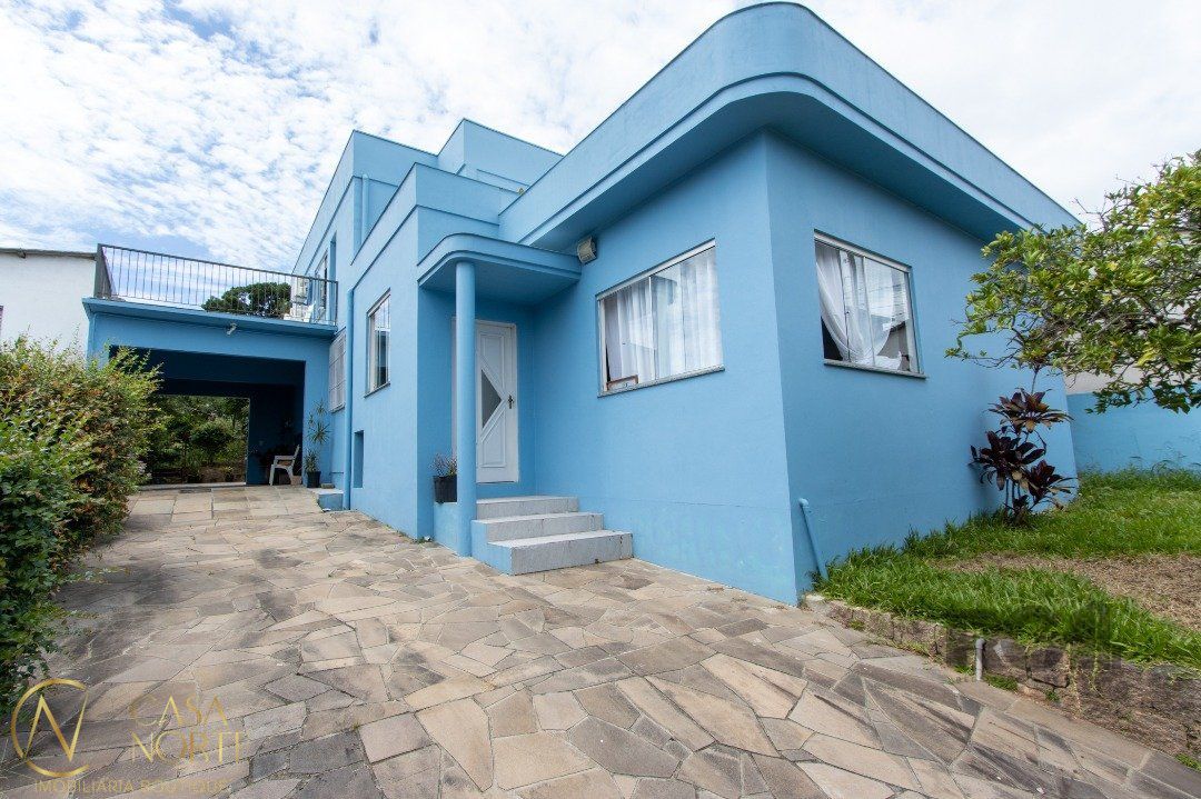 Casa à venda com 5 quartos, 312m², 1 suíte, 8 vagas, Rua Leao Licurgo Brasiliano Arano no bairro Vila Nova em Porto Alegre