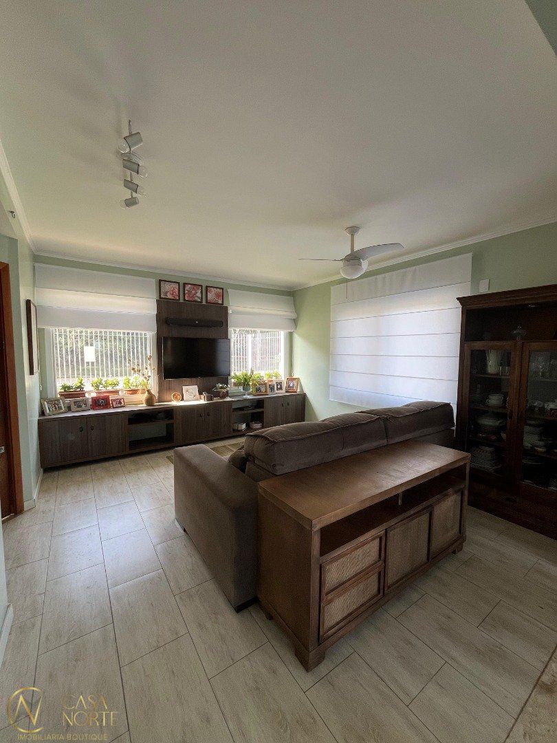 Casa à venda com 3 quartos, 137m², 1 suíte, 3 vagas, Rua Henrique Anawate no bairro Guarujá em Porto Alegre