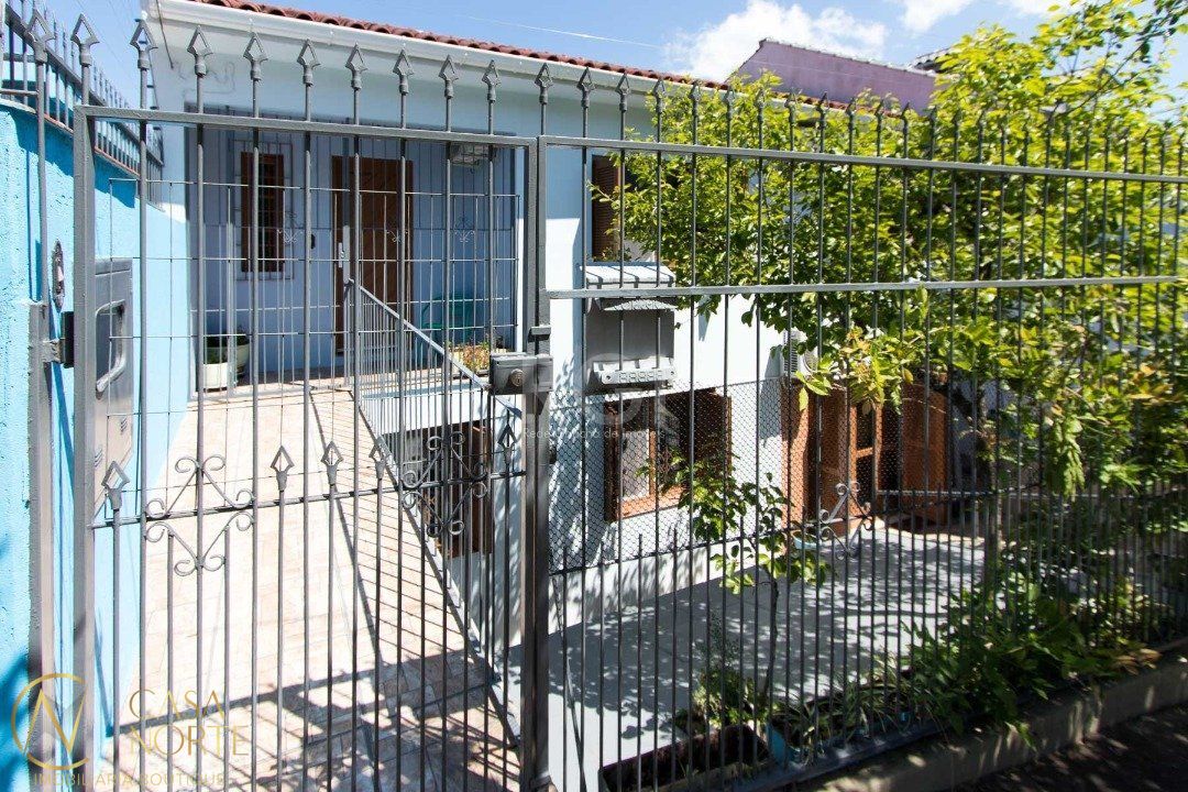 Casa à venda com 3 quartos, 211m², 3 vagas, Rua João Correa Almeida no bairro Vila Nova em Porto Alegre