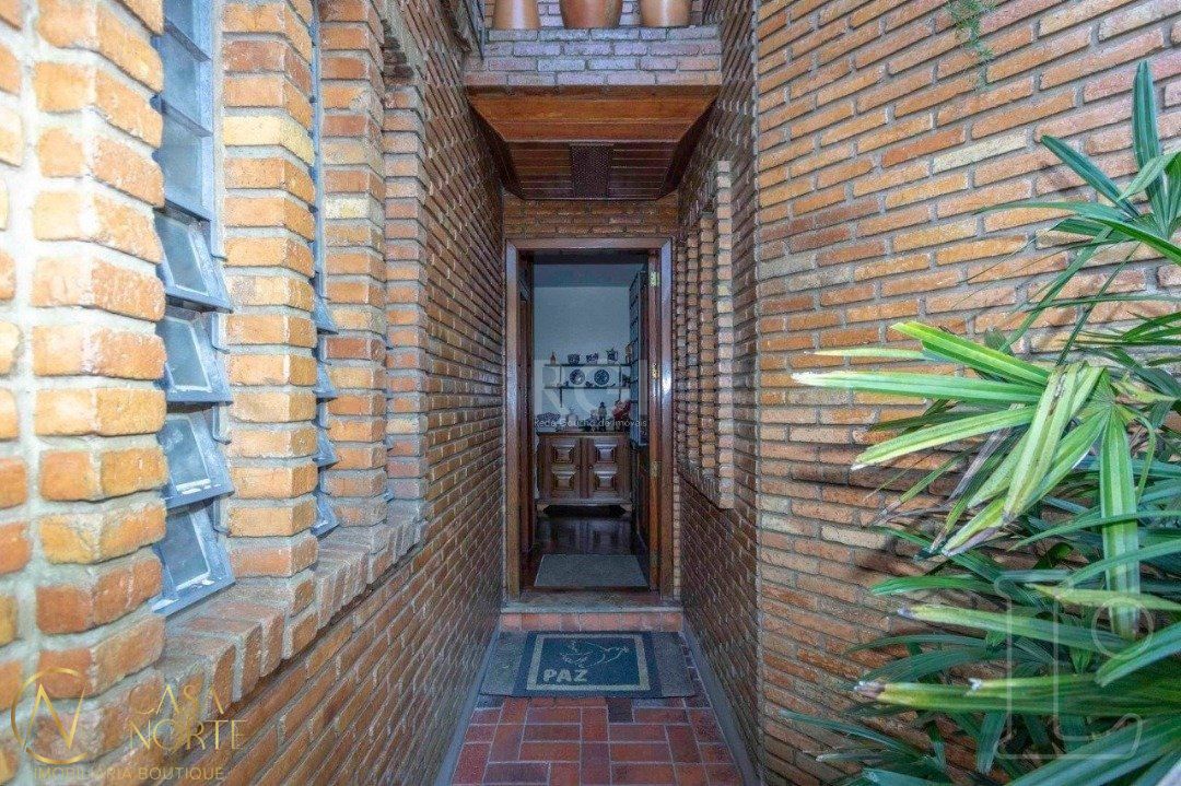 Casa à venda com 4 quartos, 349m², 1 suíte, 3 vagas, Rua Folha da Tarde no bairro Cristal em Porto Alegre