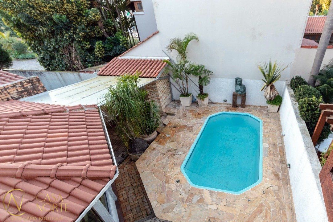 Casa de Condomínio à venda com 3 quartos, 233m², 3 suítes, 2 vagas, Avenida Eduardo Prado no bairro Cavalhada em Porto Alegre