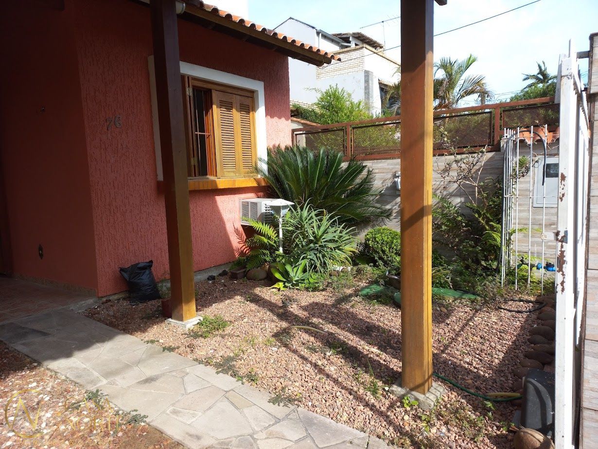 Casa à venda com 2 quartos, 66m², 1 vaga, Rua Edgar Sanches Laurent no bairro Hípica em Porto Alegre