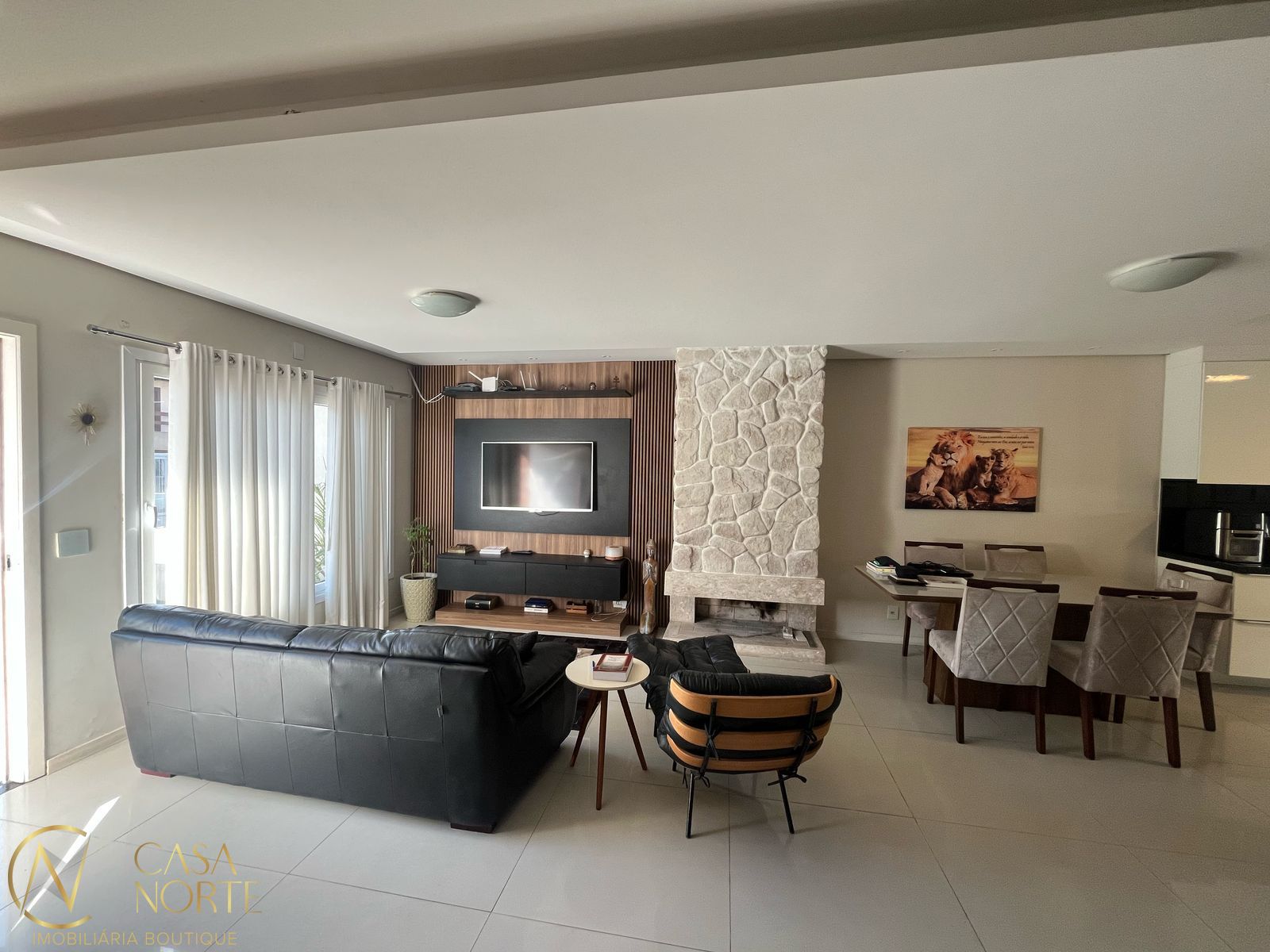 Casa à venda com 3 quartos, 146m², 2 suítes, 2 vagas, Rua Roberto Santini no bairro Hípica em Porto Alegre