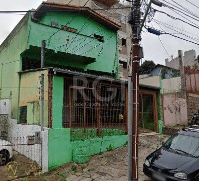Casa à venda com 3 quartos, 360m², 1 vaga, Rua Oscar Schneider no bairro Medianeira em Porto Alegre
