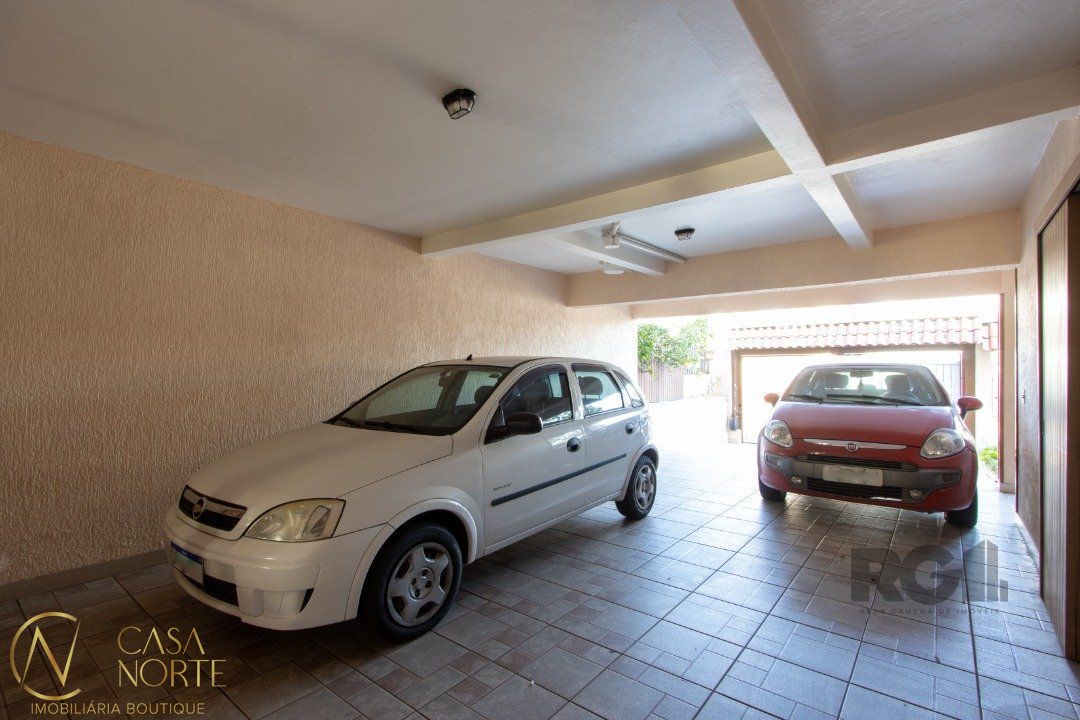 Casa à venda com 3 quartos, 328m², 1 suíte, 5 vagas, Rua Alfredo Silveira Dias no bairro Nonoai em Porto Alegre