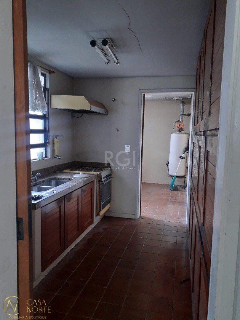 Casa à venda com 3 quartos, 250m², 1 suíte, 4 vagas, Rua Professor Pedro Santa Helena no bairro Jardim do Salso em Porto Alegre