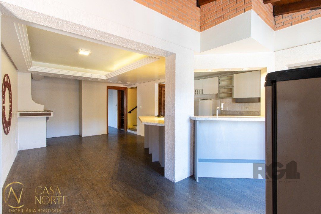 Casa à venda com 5 quartos, 212m², 2 suítes, 2 vagas, Rua Santa Flora no bairro Nonoai em Porto Alegre