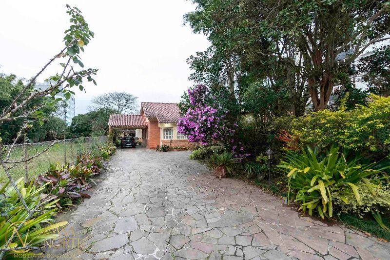 Casa à venda com 4 quartos, 231m², 1 suíte, 3 vagas, Rua Chico Pedro no bairro Camaquã em Porto Alegre