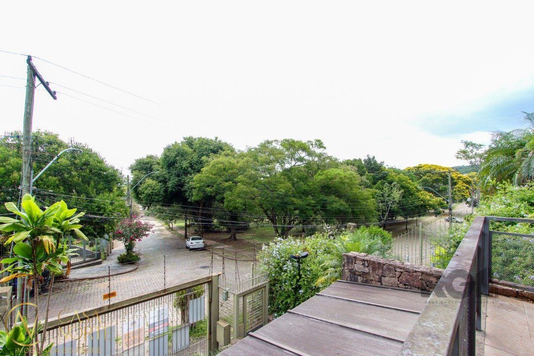 Casa à venda com 3 quartos, 495m², 1 suíte, 2 vagas, Rua Edgar Luiz Schneider no bairro Jardim Isabel em Porto Alegre