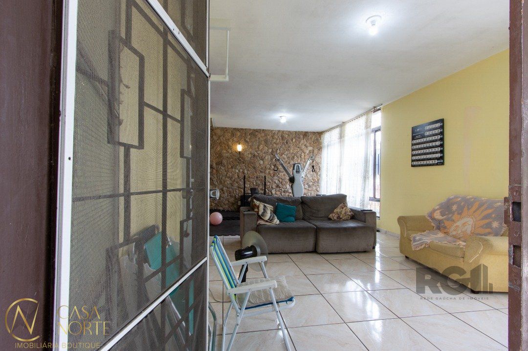 Casa à venda com 3 quartos, 200m², 6 vagas, Rua Horizontina no bairro Cavalhada em Porto Alegre