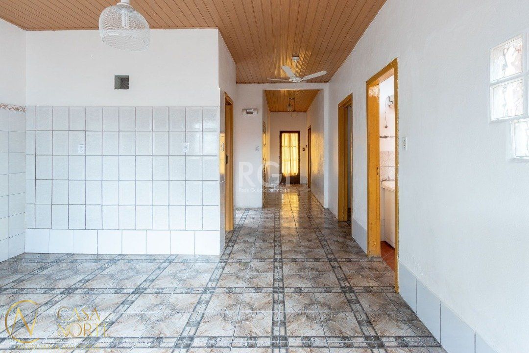 Casa à venda com 2 quartos, 85m², 1 vaga, Rua Josue Costalunga no bairro Cavalhada em Porto Alegre