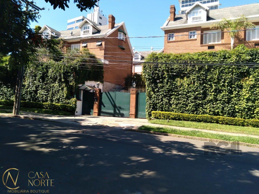 Casa de Condomínio à venda com 3 quartos, 222m², 1 suíte, 3 vagas, Rua Engenheiro Ildefonso Simões Lopes no bairro Três Figueiras em Porto Alegre