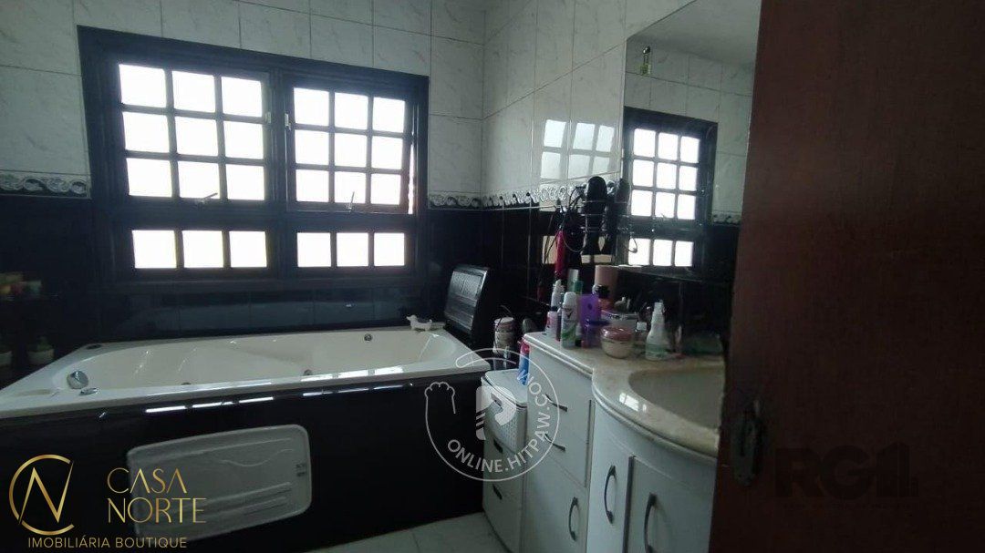 Sobrado à venda com 3 quartos, 179m², 1 suíte, 2 vagas, Rua Baldoino Bottini no bairro Hípica em Porto Alegre