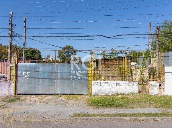 Terreno à venda  com 602m², Rua Afonso Arinos no bairro Camaquã em Porto Alegre