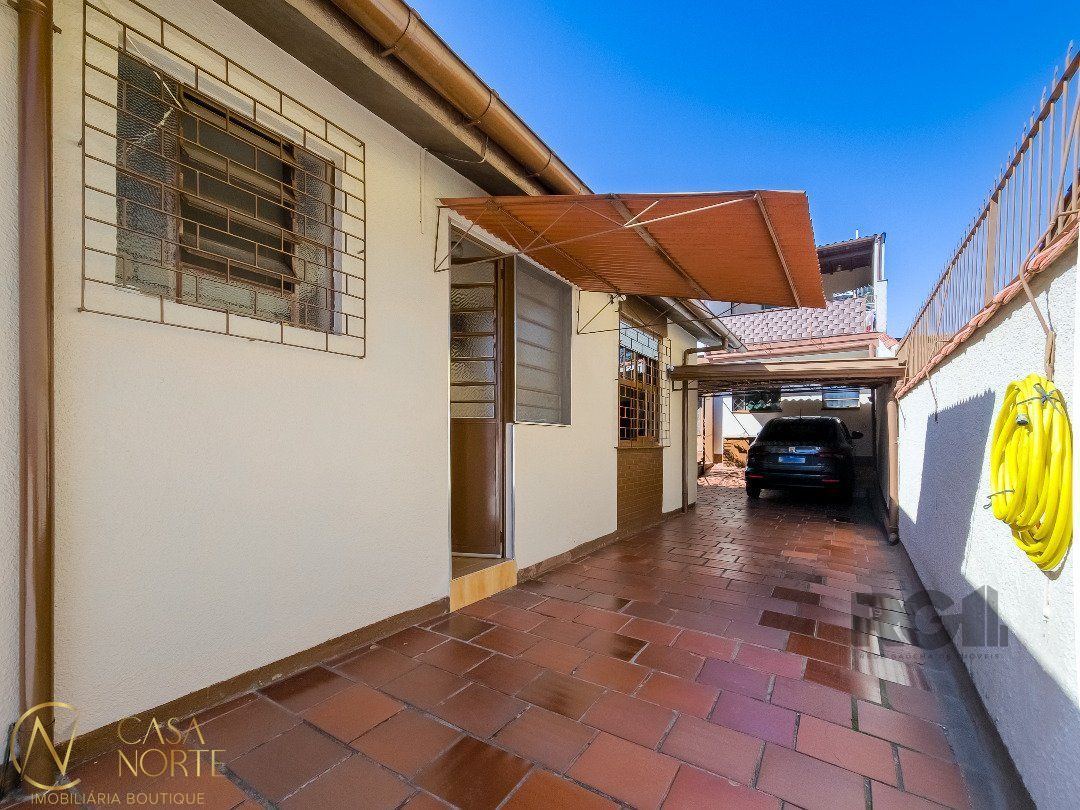 Casa à venda com 4 quartos, 131m², 3 vagas, Rua Doutor Mário Totta no bairro Tristeza em Porto Alegre