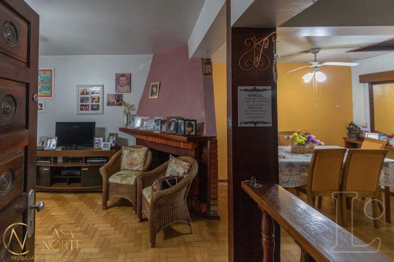 Sobrado à venda com 4 quartos, 241m², 1 suíte, 1 vaga, Rua Tamandare no bairro Camaquã em Porto Alegre