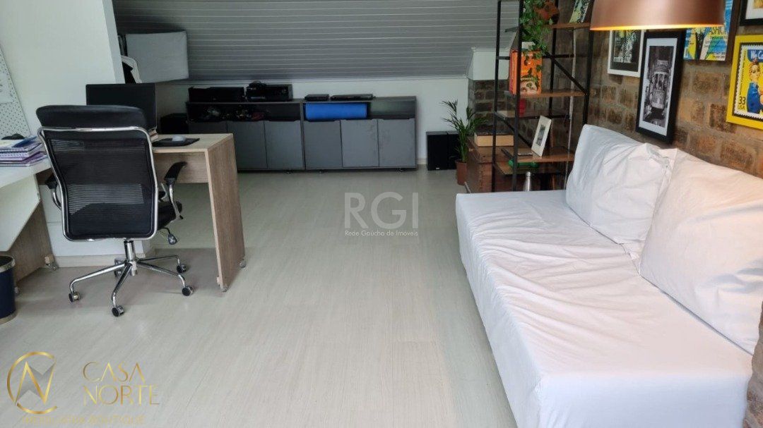 Casa de Condomínio à venda com 3 quartos, 218m², 1 suíte, 2 vagas, Rua Doutor Pio Angelo no bairro Ipanema em Porto Alegre