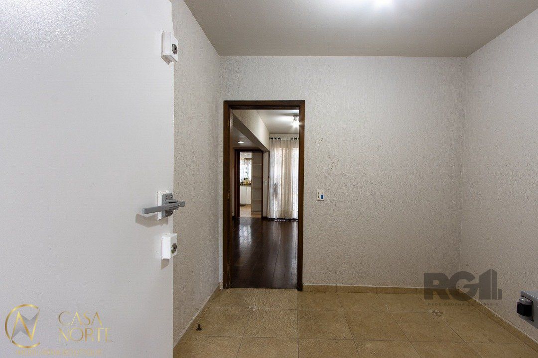 Casa à venda com 4 quartos, 229m², 1 suíte, 3 vagas, Rua Damasco no bairro Azenha em Porto Alegre