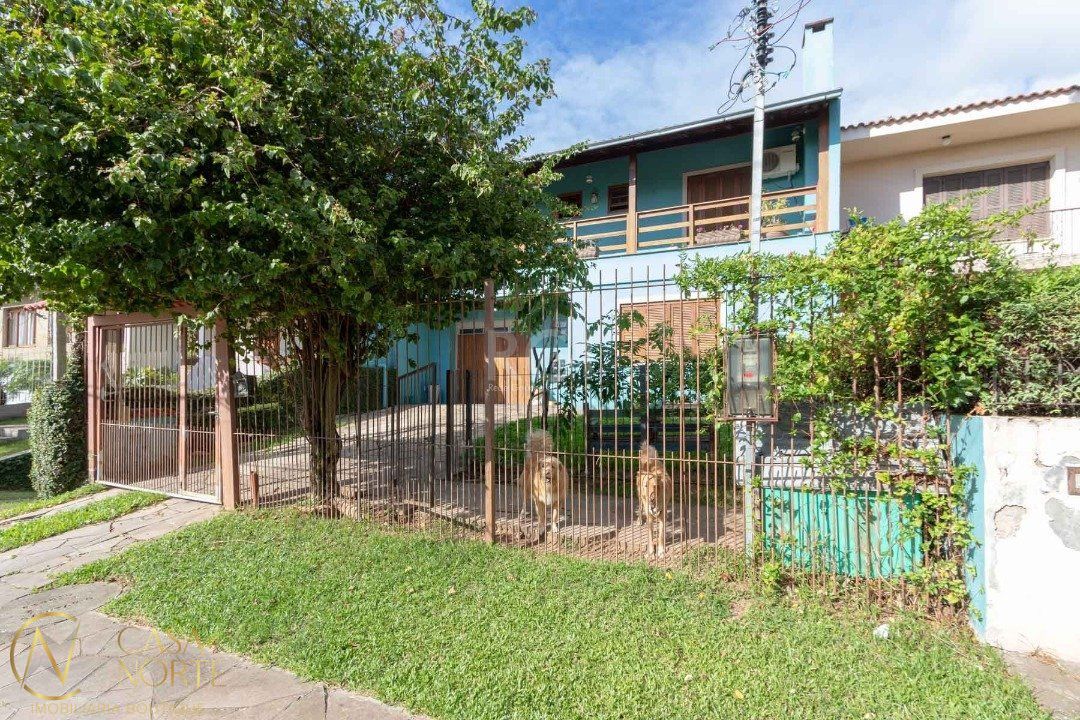 Casa à venda com 3 quartos, 246m², 1 suíte, 3 vagas, Rua Villa-Lobos no bairro Ipanema em Porto Alegre