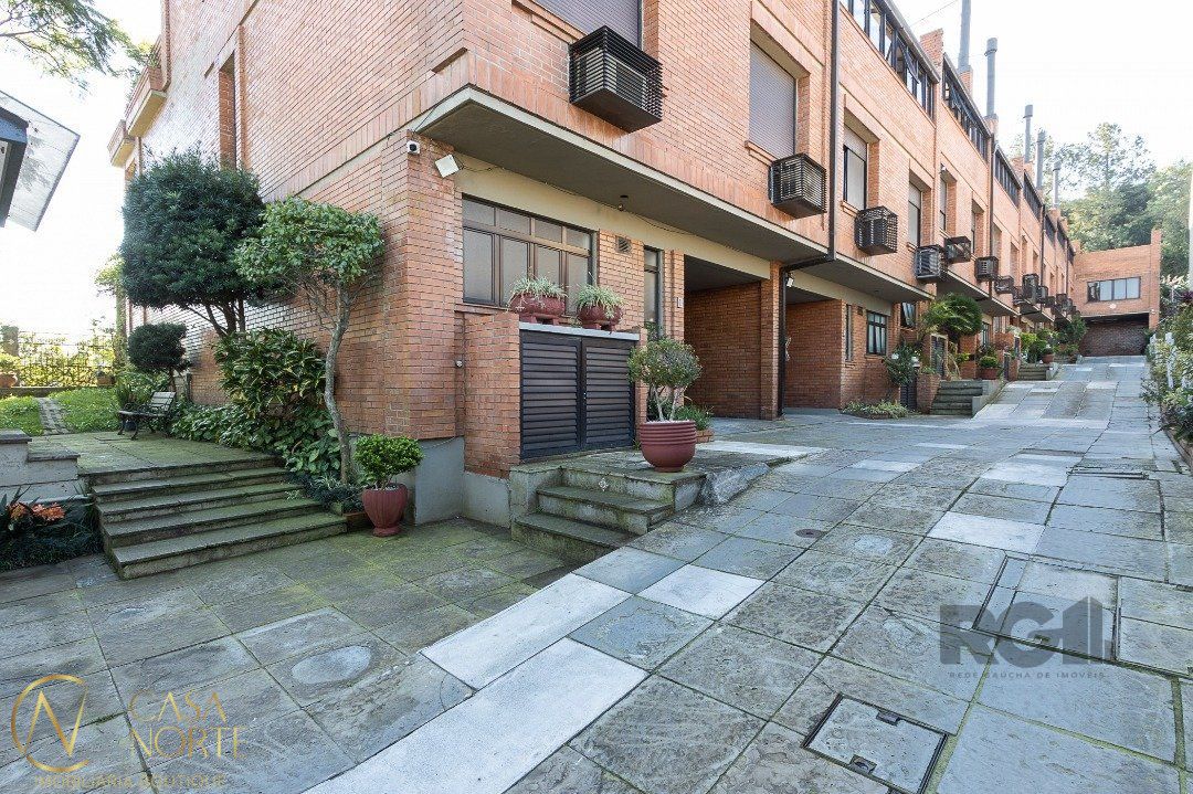 Casa de Condomínio à venda com 3 quartos, 359m², 1 suíte, 4 vagas, Avenida Jacui no bairro Cristal em Porto Alegre