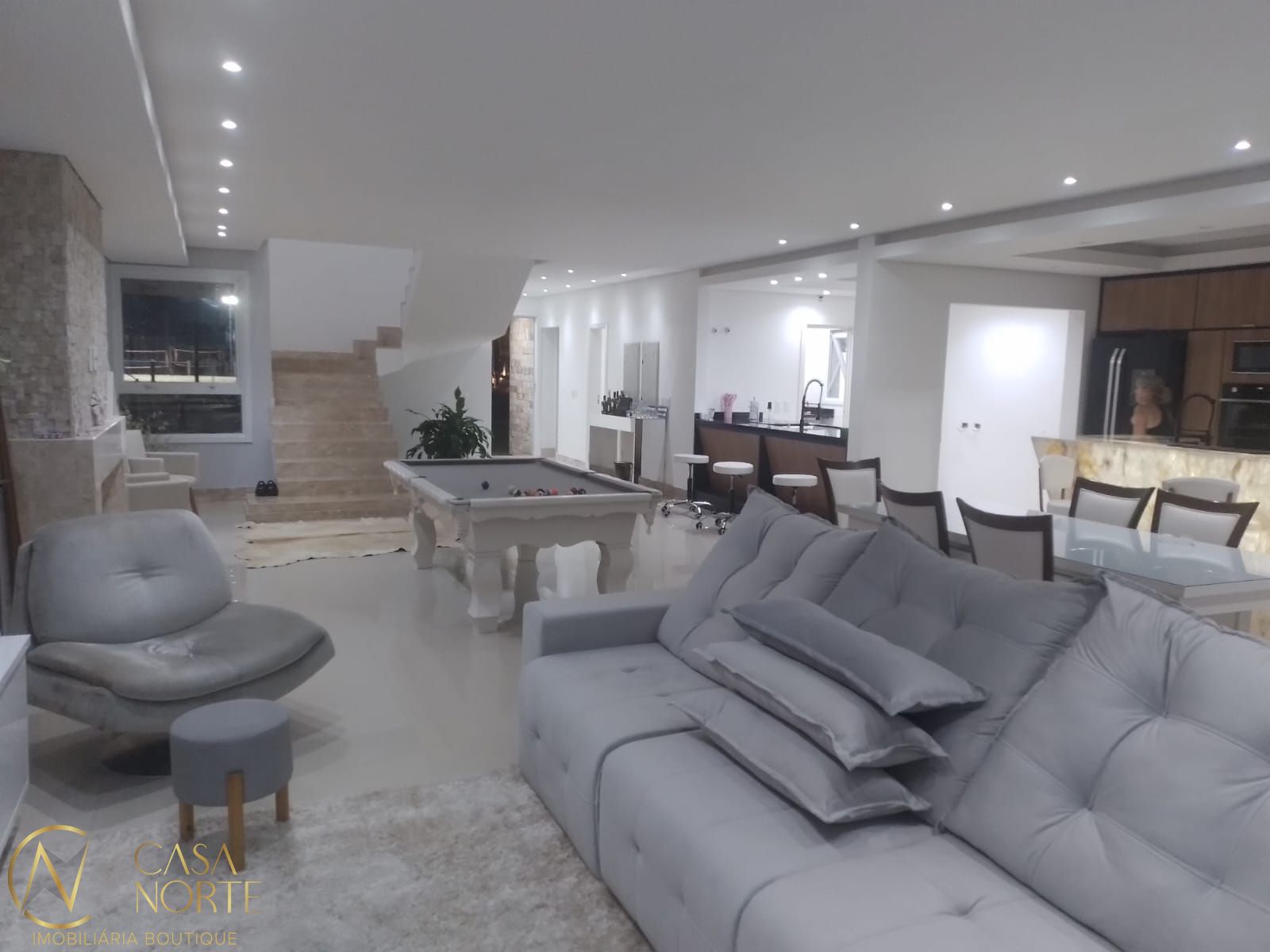 Casa de Condomínio à venda com 9 quartos, 324m², 9 suítes, Avenida Juca Batista no bairro Belém Novo em Porto Alegre
