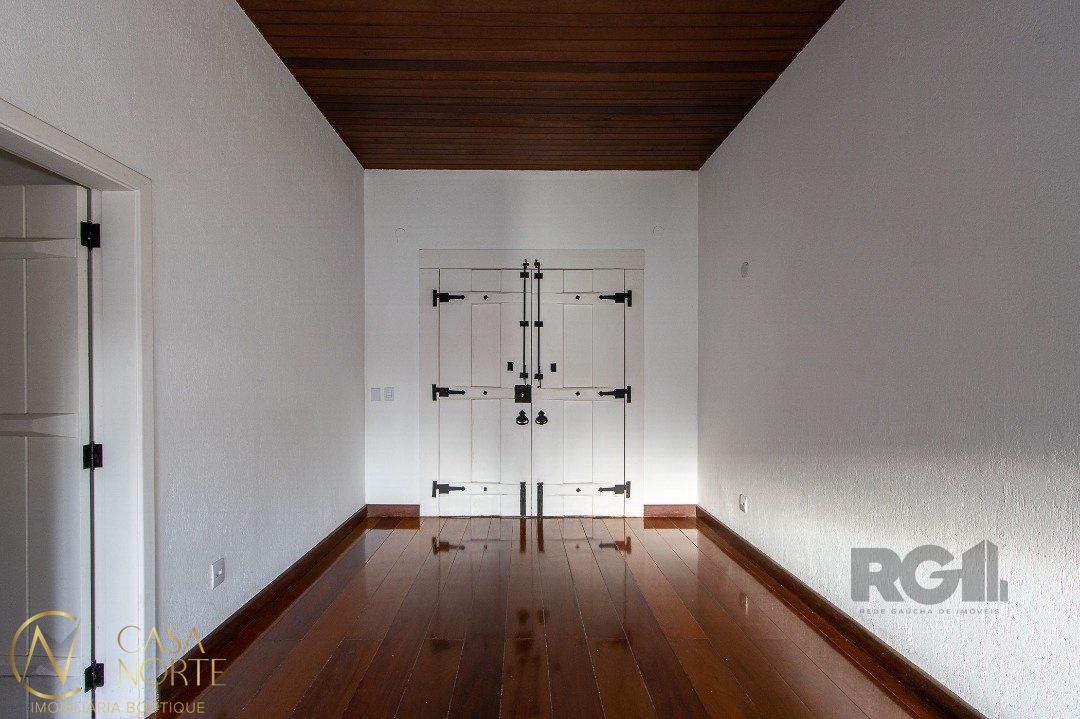 Casa de Condomínio à venda com 5 quartos, 662m², 2 suítes, 4 vagas, Avenida da Cavalhada no bairro Cavalhada em Porto Alegre