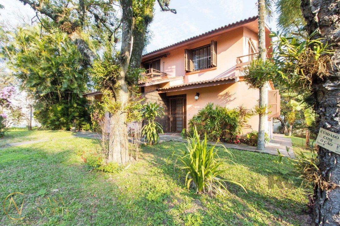 Casa à venda com 4 quartos, 364m², 1 suíte, 5 vagas, Rua Itapitocaí no bairro Cristal em Porto Alegre
