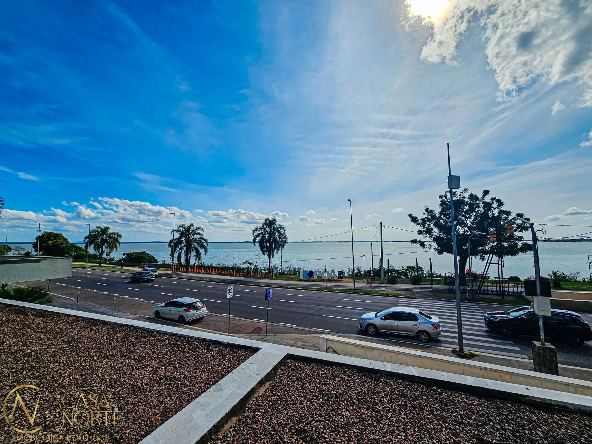 Casa à venda com 4 quartos, 250m², 3 suítes, 3 vagas, Avenida Padre Cacique no bairro Praia de Belas em Porto Alegre