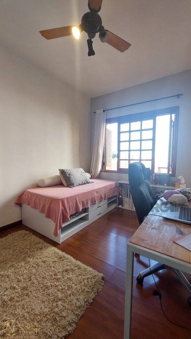 Casa à venda com 3 quartos, 147m², 1 suíte, Rua Paulo Bento Lobato no bairro Jardim Lindóia em Porto Alegre