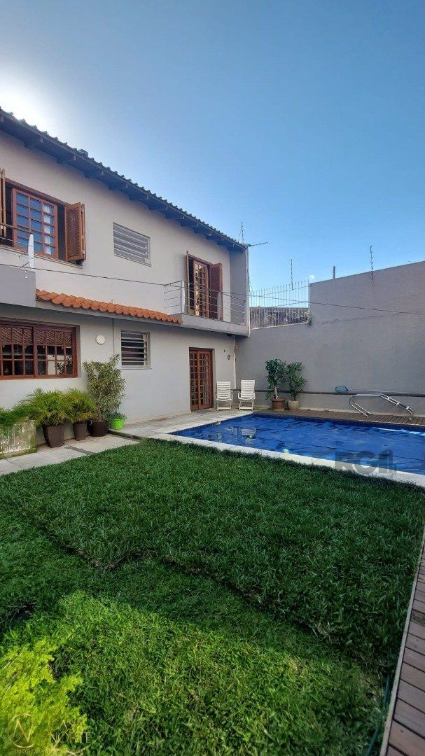 Casa à venda com 3 quartos, 147m², 1 suíte, Rua Paulo Bento Lobato no bairro Jardim Lindóia em Porto Alegre