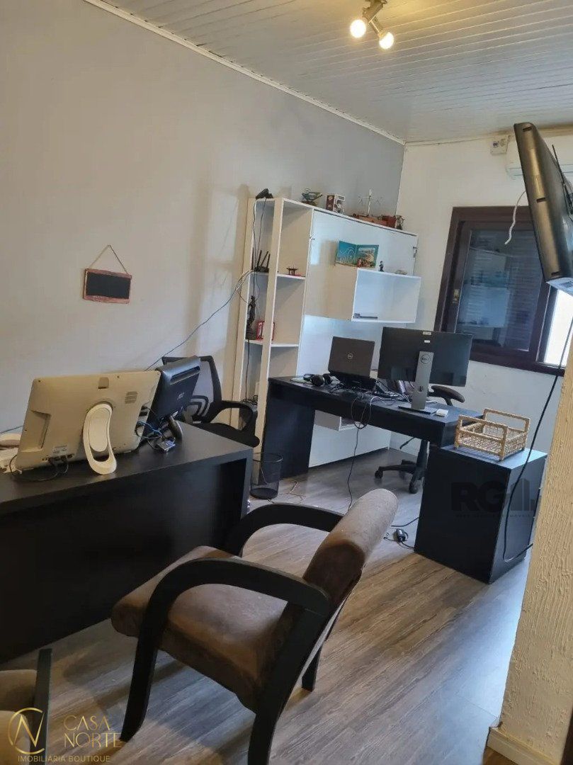 Casa à venda com 3 quartos, 76m², 1 suíte, 4 vagas, Rua Leopoldino J. Santos no bairro Passo das Pedras em Porto Alegre