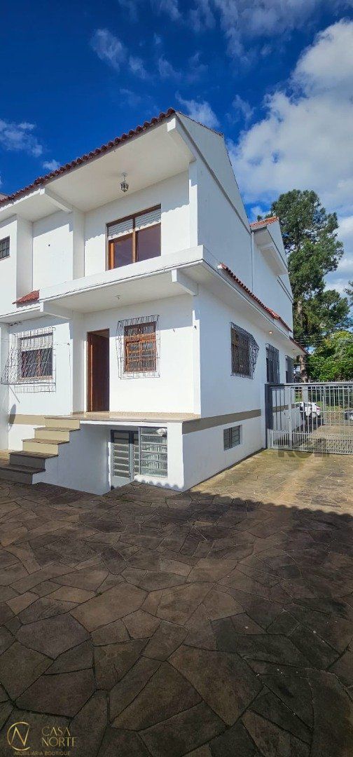 Casa à venda com 4 quartos, 300m², 1 suíte, 7 vagas, Rua Cristo Rei no bairro Jardim Sabará em Porto Alegre