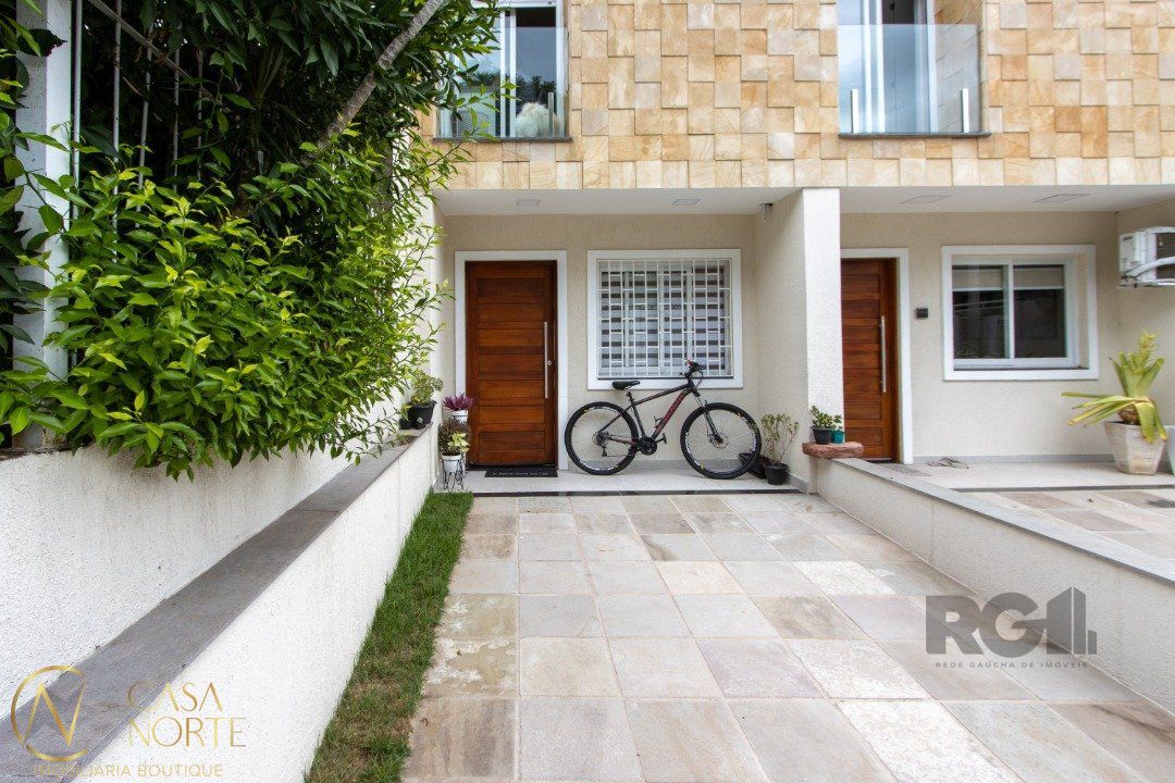 Casa à venda com 2 quartos, 108m², 2 suítes, 1 vaga, Rua Bertha Leonora Mückler no bairro Vila Nova em Porto Alegre