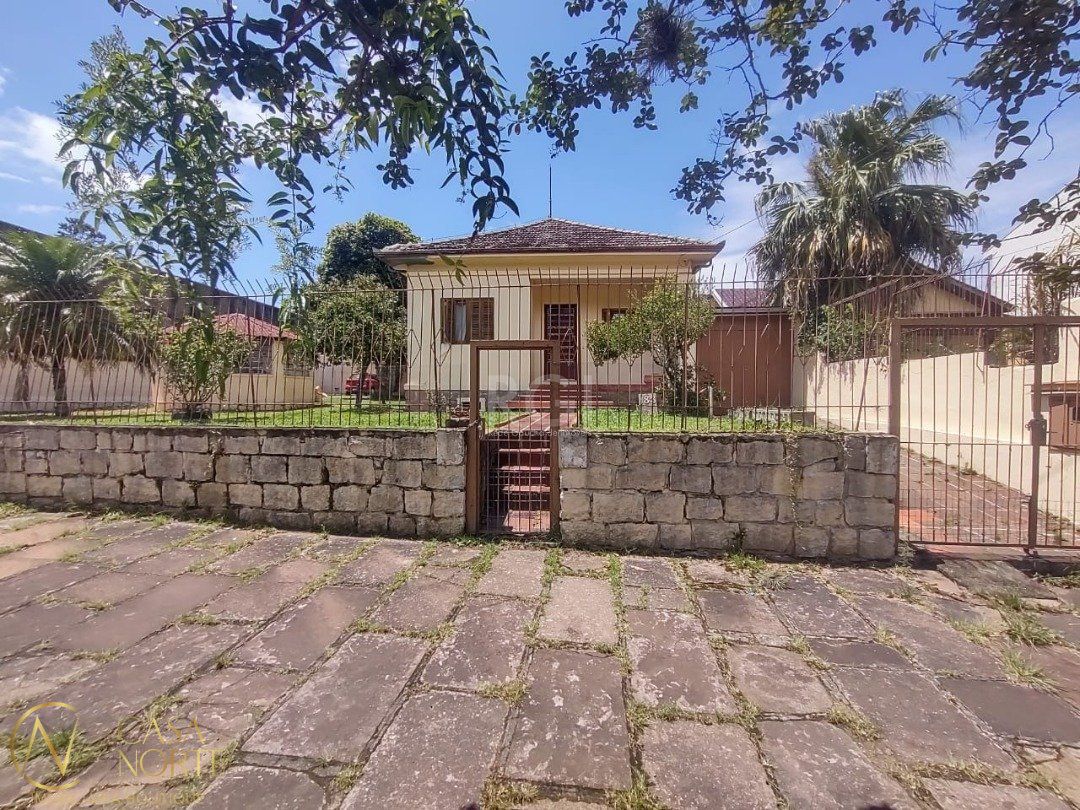 Casa à venda com 3 quartos, 265m², 4 vagas, Rua Mura no bairro Guarujá em Porto Alegre