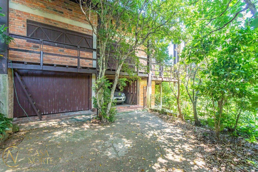 Casa à venda com 4 quartos, 389m², 1 suíte, 3 vagas, Rua Altos da Amapa no bairro Vila Nova em Porto Alegre