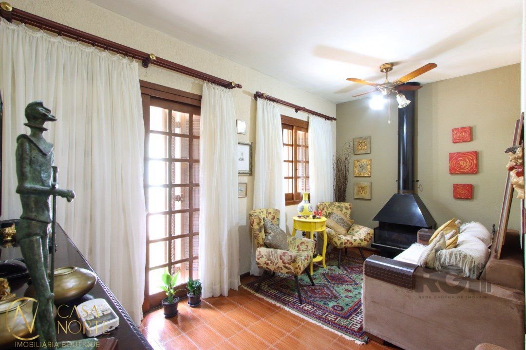 Casa à venda com 4 quartos, 235m², 1 suíte, 4 vagas, Rua São Sebastião do Cai no bairro Camaquã em Porto Alegre
