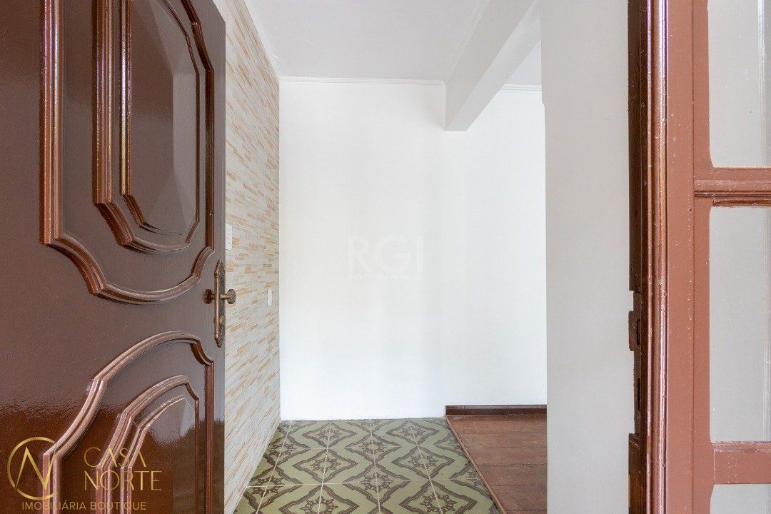 Casa à venda com 5 quartos, 454m², 1 suíte, 8 vagas, Praça São Caetano no bairro Teresópolis em Porto Alegre