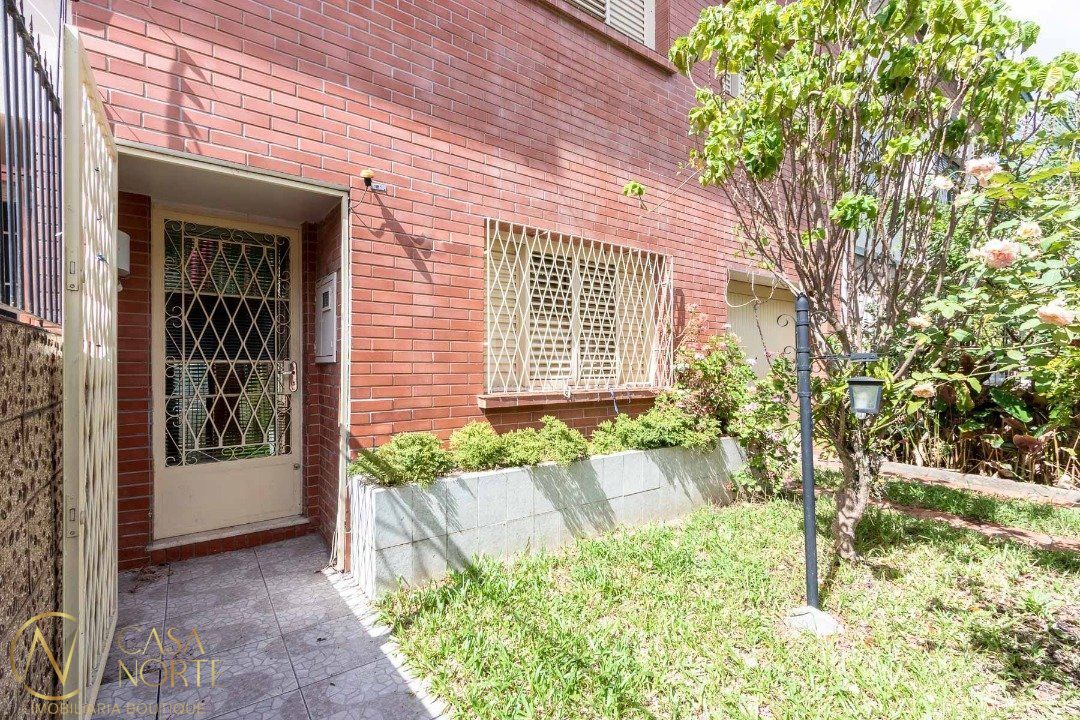 Casa à venda com 2 quartos, 118m², 2 vagas, Rua Nossa Senhora Medianeira no bairro Medianeira em Porto Alegre